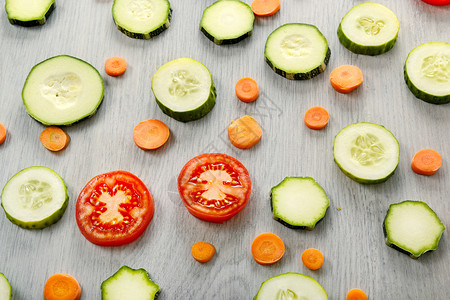 在木制桌子上的健康产品背景对蔬菜苏奇尼西红柿黄瓜胡萝卜的首观图片