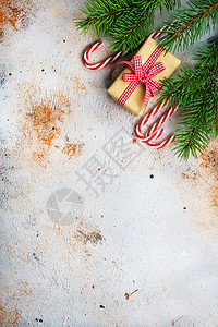 圣诞节装饰和餐桌上的礼物图片