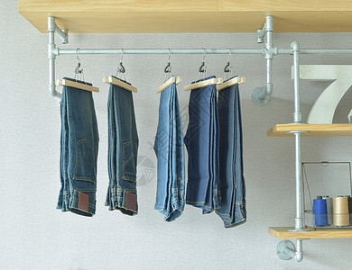 在工业风格中挂的牛仔裤在衣柜中行走图片