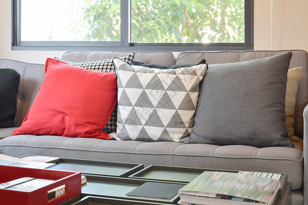现代客厅沙发上有红色枕头图片
