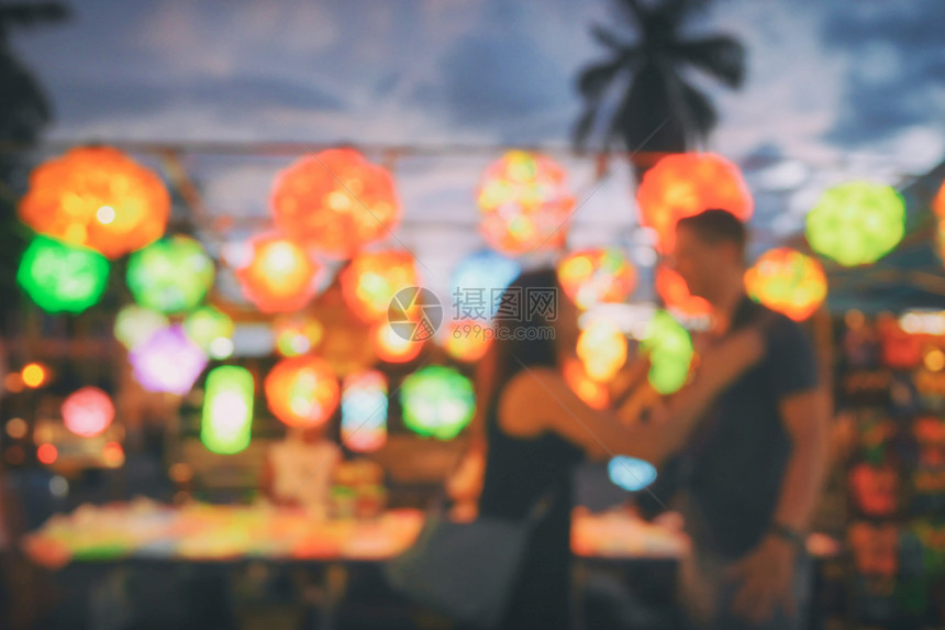 泰国Chiangmai夜市街上带装饰灯的模糊游客图片