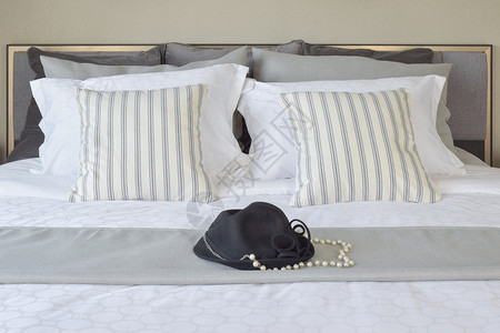 现代卧室床上有黑帽子图片