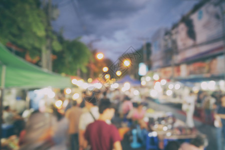 泰国Chiangmai夜市街上露天的拥挤人群背景图片