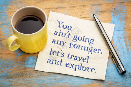 您ain在任何更年轻的地方let旅行和探索在餐巾纸上用咖啡杯打印笔迹图片