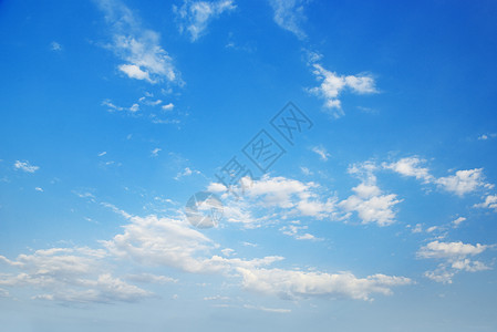 白云在明亮的蓝色天空中图片