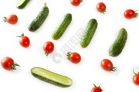 新鲜蔬菜黄瓜和西红柿白色背景平板顶级风景图片
