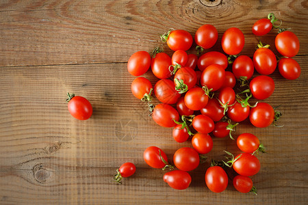 红色新鲜西柿放在木制桌上蔬菜背景顶层视图复制空间图片