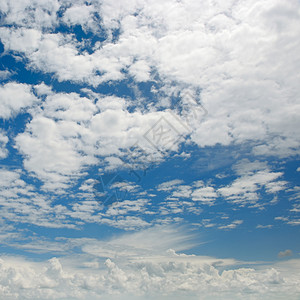 深蓝天空背景的白云明亮图片