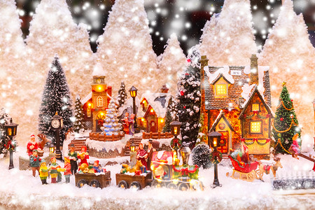 圣诞老人树和玩具在法国阿尔萨斯州特拉堡的圣诞纪念品商店图片