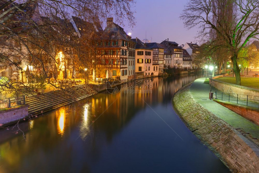 夜小法国斯特拉堡Alsace法国传统Alsattian半双形房屋和运河图片