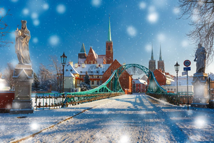 通斯基桥与圣约翰大教堂及十字和巴塞洛缪教堂的岛屿波兰沃罗茨洛夫冬季天下积雪图片