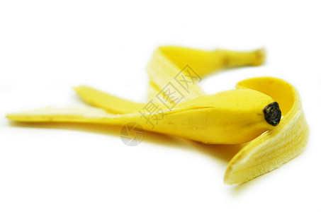 白底黄色香蕉皮选择焦点背景图片