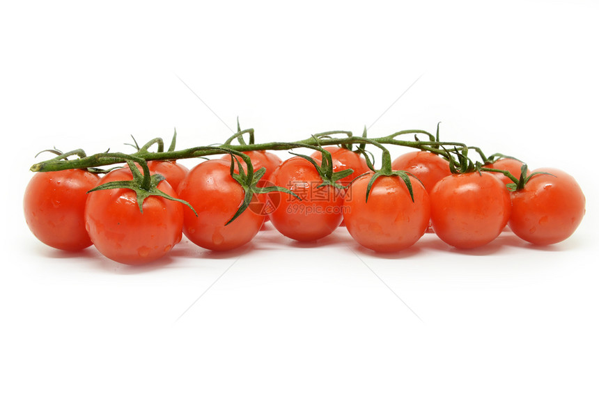 白背景孤立的红樱桃番茄图片