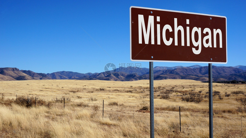 密歇根州路牌蓝天空和荒野图片