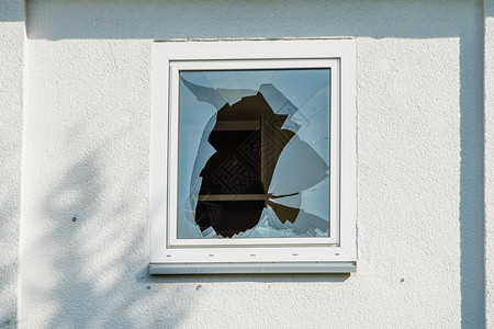 房屋中的破碎窗口背景图片