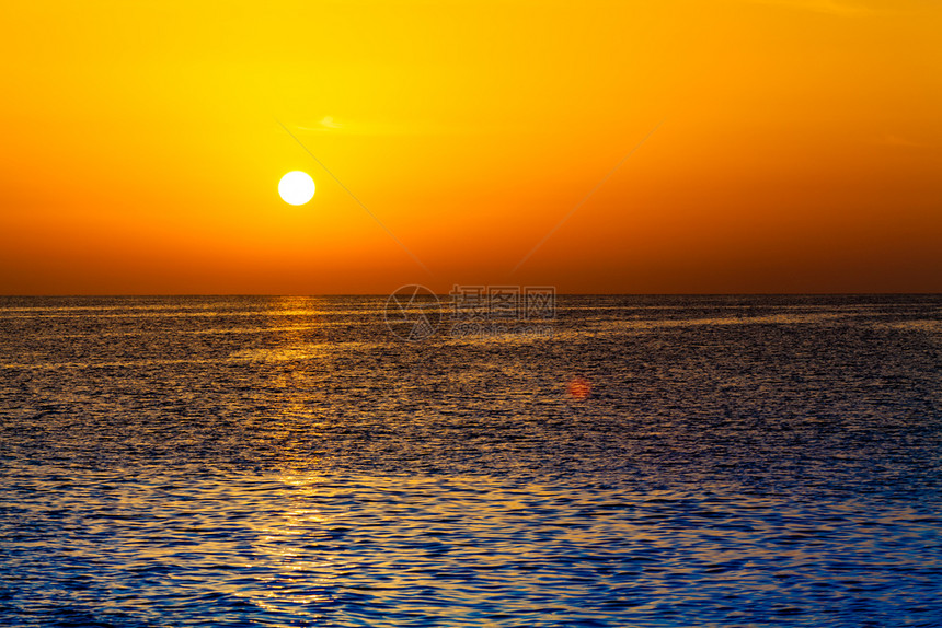 日落在海洋上滩天空美丽日落在阳光下图片