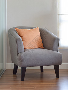 现代室内客厅灰臂椅上有橙色枕头图片