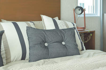 灰色和棕脱枕头用板铺在床上背景图片