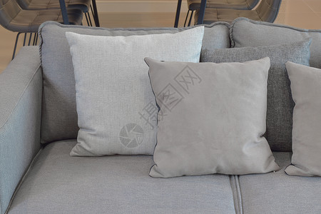 在现代客厅沙发上贴近灰色枕头的图片