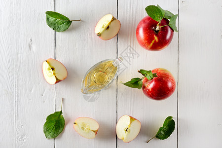 厨房的木制桌上新鲜苹果和醋概念健康食物从你的花园最顶端视野图片
