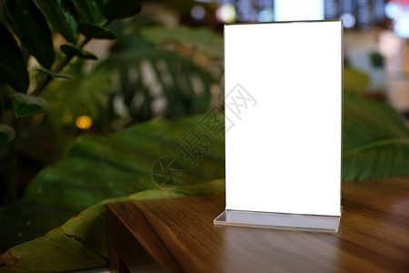 在酒吧餐厅咖啡的木桌上站立模拟菜单框文本空间高清图片