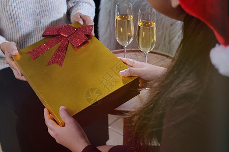年轻美女送礼物给朋友圣诞节或新年庆祝的概念图片