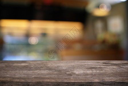 在餐厅抽象模糊的布基h背景面前的空暗黑木桌可以用于显示或调制您的产品图片