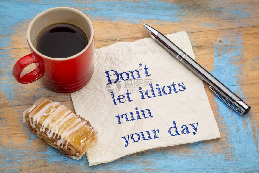 不要让白痴毁了你的一天手写在餐巾纸上一杯咖啡和饼干图片