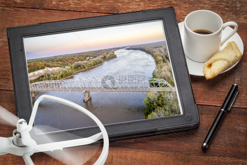 研究密苏里河的空中图像和在数字塔上架桥加一杯咖啡图片