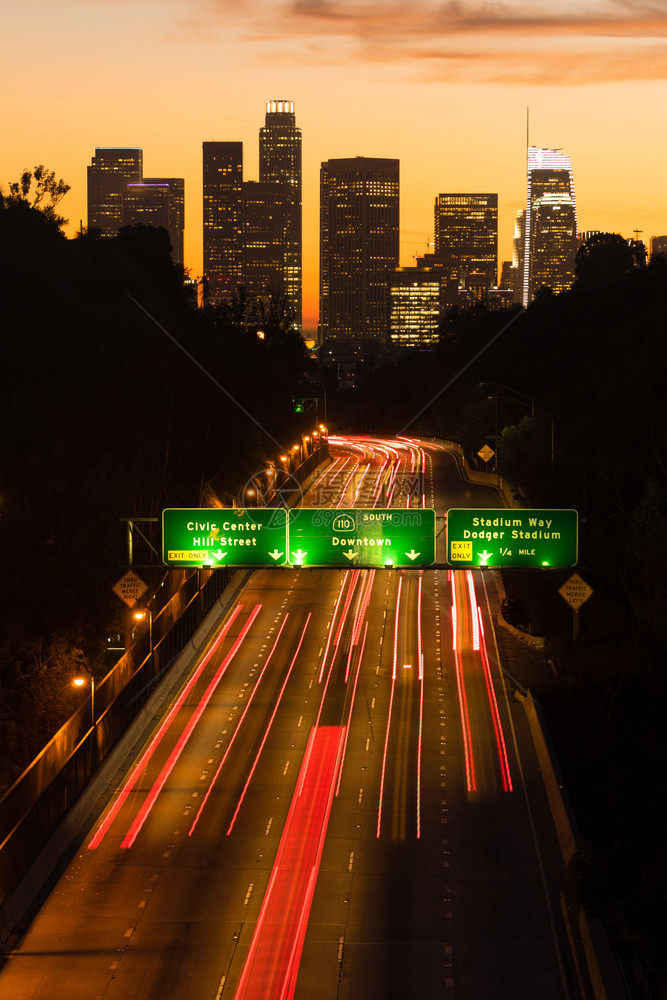 长距离刹车灯进入洛杉矶市中心加利福尼亚州图片