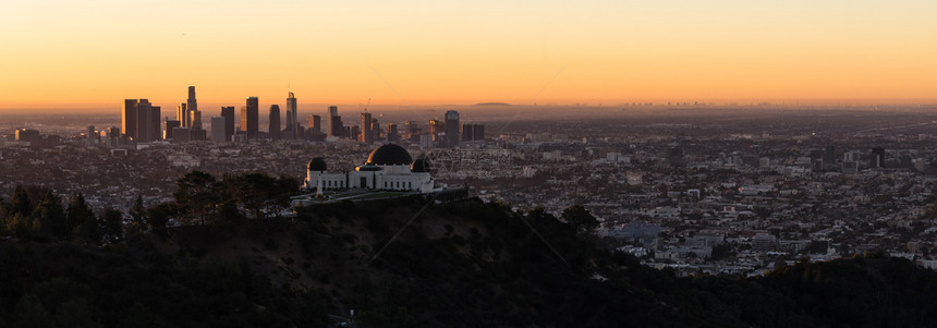 修道院在地面占主导位以洛杉矶城市的天线为背景图片