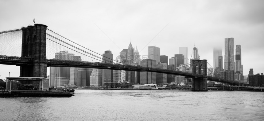 布鲁克林大桥横跨东河前往曼哈顿和布鲁克林之间的旅行者图片