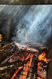 Sinalau Bakas或Smoked WildBoar是沙巴和’最受欢迎的本地菜,是北婆罗洲最大的族裔群体Kadazandu背景图片