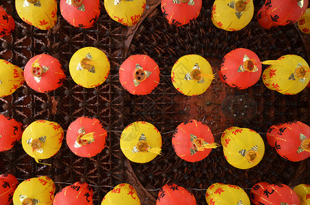 在马来西亚的佩南寺KekLokSi寺朝拜场所在灯笼上祈祷佛像的告仪式上写满了多彩的灯笼图片