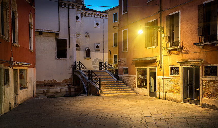 夜里威尼斯的桥和街道图片
