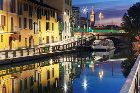 意大利伦巴迪亚米兰日出时横跨纳维里奥格兰德运河的桥梁米兰图片