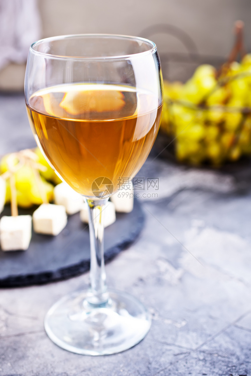 桌上白葡萄酒和奶酪图片