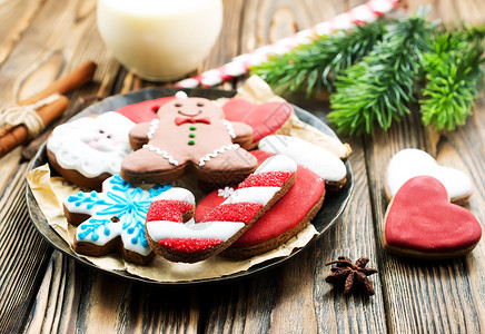 圣诞节树和各种形状的饼干图片