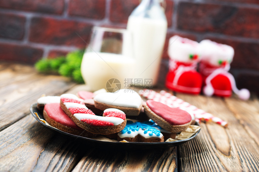 牛奶背景的圣诞节姜饼图片