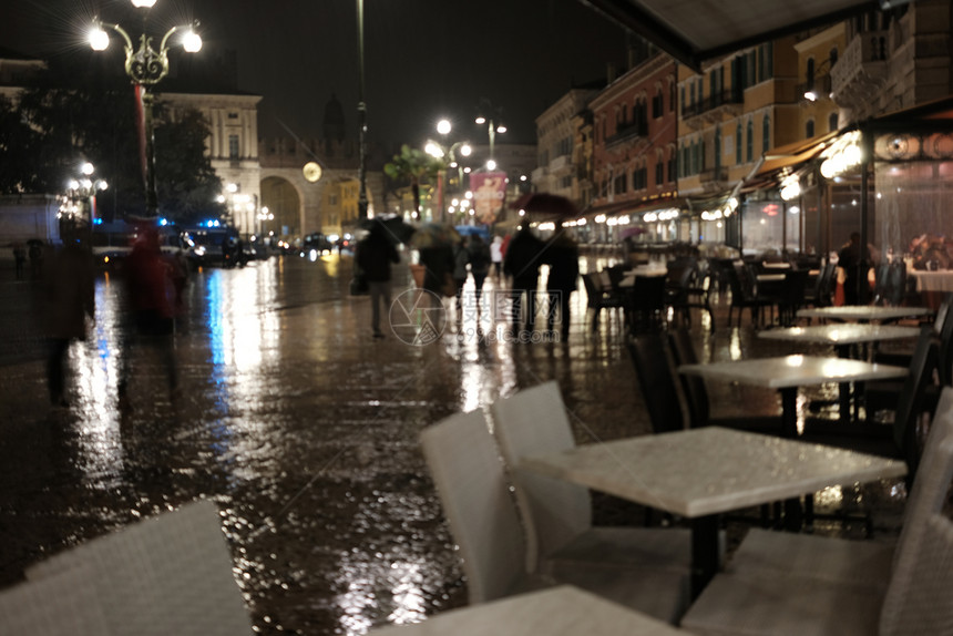 欧洲雨之夜老城市脱离焦点背景图片