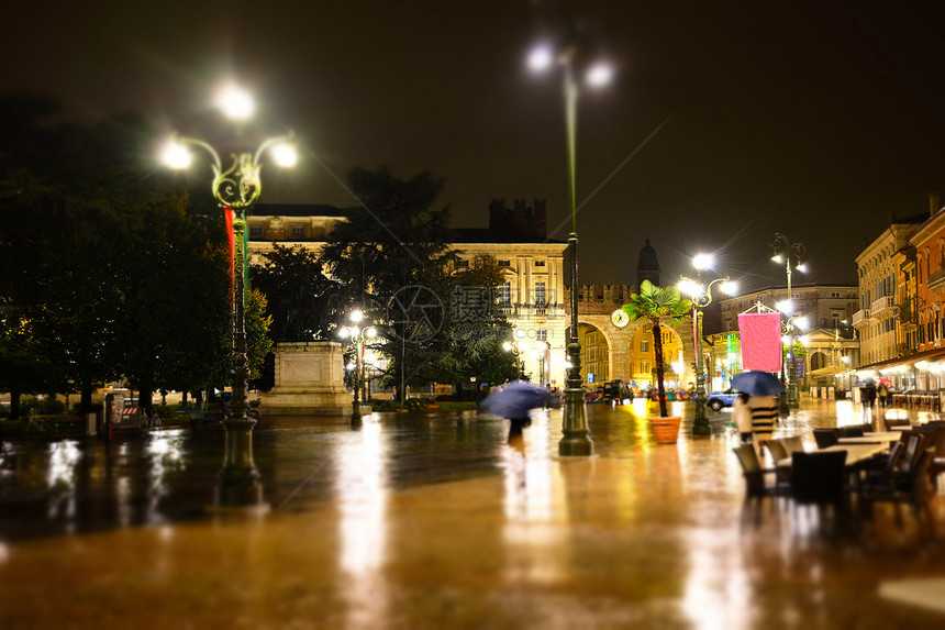 旧欧洲雨夜城市倾斜转移效应模糊背景图片