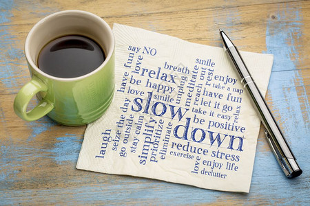 减慢和放松减慢压力提示一种用纸巾上的字云和咖啡来减少压力提示图片