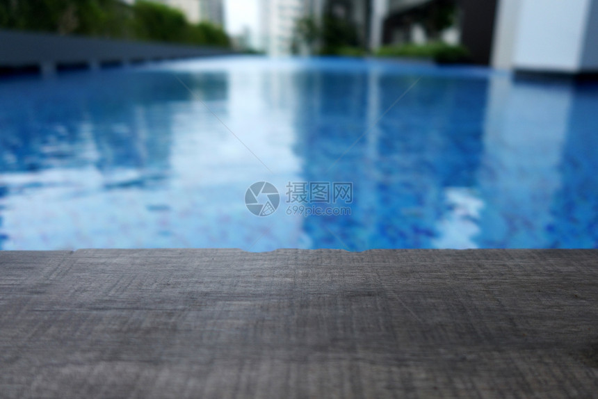 背景游泳池木板和砖头图片