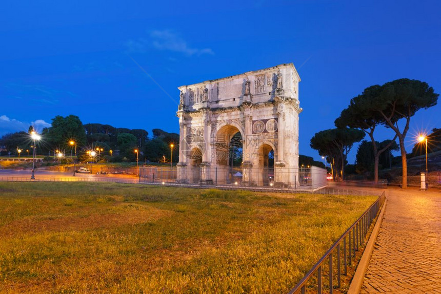 夜里意大利罗马提图斯大教堂蓝色时段意大利罗马市中心图片