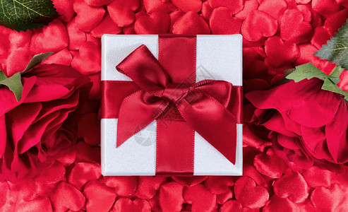 带有红心和玫瑰背景的情人礼物盒背景图片
