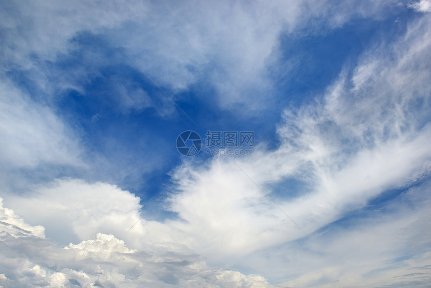 天上的海景黑暗蓝天背下的白云图片