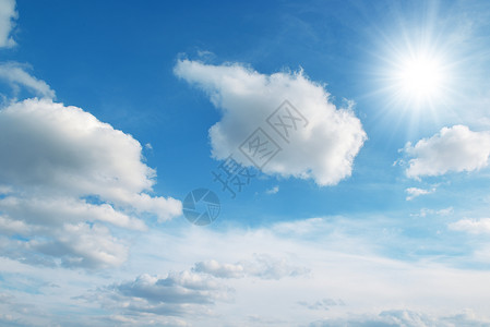 蓝天和白云上的太阳图片