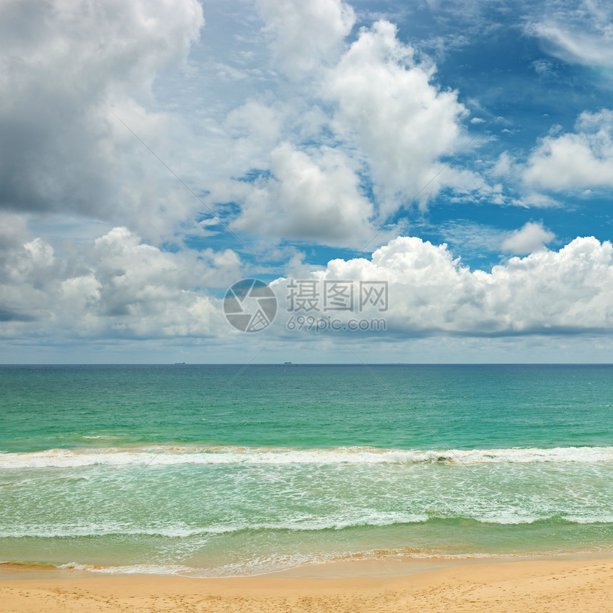 海洋中的幻影波黄色沙子蓝的天空图片