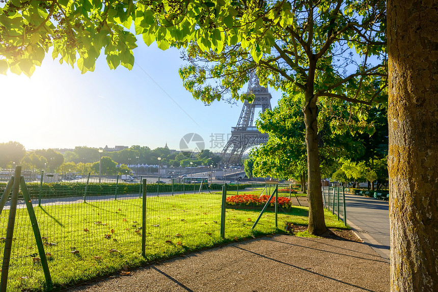 从法国巴黎的特罗卡德花园查看埃菲尔铁塔图片