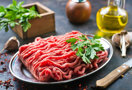 酥香小牛肉餐桌上配香料和新鲜草药的肉夹和香料及新鲜草药背景